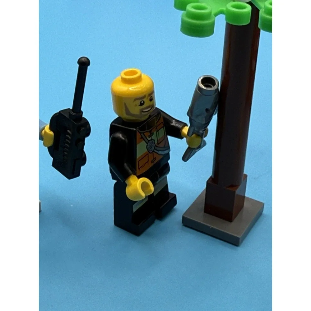 LEGO CITY: Fire Chief Car (60001) - Missing Fireman's Hat